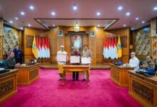 Bupati Wayan Adi Arnawa disaksikan Gubernur Wayan Koster menandatangani Naskah Kesepakatan Bersama rencana pengembangan perkeretaapian bertempat di Ruang Kertha Sabha