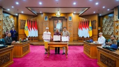 Bupati Wayan Adi Arnawa disaksikan Gubernur Wayan Koster menandatangani Naskah Kesepakatan Bersama rencana pengembangan perkeretaapian bertempat di Ruang Kertha Sabha