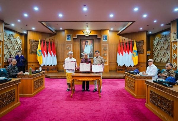 Bupati Wayan Adi Arnawa disaksikan Gubernur Wayan Koster menandatangani Naskah Kesepakatan Bersama rencana pengembangan perkeretaapian bertempat di Ruang Kertha Sabha