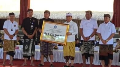 Ketua DPRD Kabupaten Badung I Gusti Anom Gumanti menghadiri Upacara Pitra Yadnya (Ngaben) Sawa Pranawa Madya, Metatah lan Nyekah Massal VII Desa Adat Jimbaran