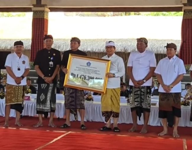 Ketua DPRD Kabupaten Badung I Gusti Anom Gumanti menghadiri Upacara Pitra Yadnya (Ngaben) Sawa Pranawa Madya, Metatah lan Nyekah Massal VII Desa Adat Jimbaran