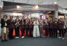 Ketua Dekranasda Kabupaten Badung, Nyonya Rasniathi Adi Arnawa mengunjungi stand Industri Kecil dan Menengah (IKM) saat acara Kriyanusa 2026 di Jakarta International Convention Center