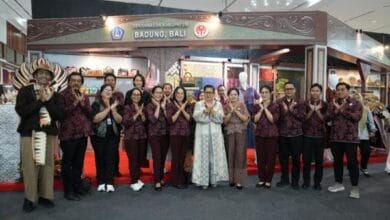 Ketua Dekranasda Kabupaten Badung, Nyonya Rasniathi Adi Arnawa mengunjungi stand Industri Kecil dan Menengah (IKM) saat acara Kriyanusa 2026 di Jakarta International Convention Center