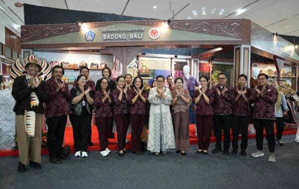 Ketua Dekranasda Kabupaten Badung, Nyonya Rasniathi Adi Arnawa mengunjungi stand Industri Kecil dan Menengah (IKM) saat acara Kriyanusa 2026 di Jakarta International Convention Center