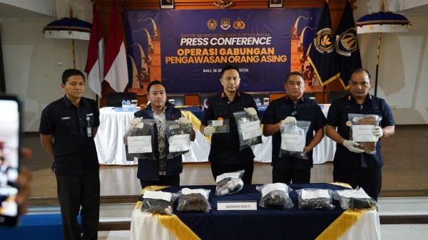 Konferensi pers operasi gabungan pengawasan orang asing terkait kasus dugaan prostutusi