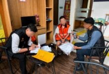 Petugas Imigrasi Ngurah Rai mengawal tersangka WN Tiongkok dalam proses persidangan di PN Denpasar