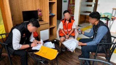 Petugas Imigrasi Ngurah Rai mengawal tersangka WN Tiongkok dalam proses persidangan di PN Denpasar