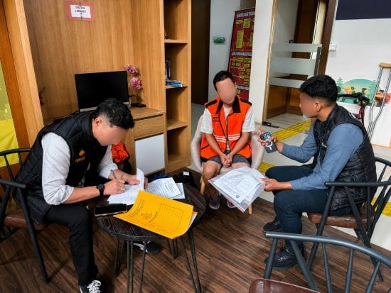 Petugas Imigrasi Ngurah Rai mengawal tersangka WN Tiongkok dalam proses persidangan di PN Denpasar