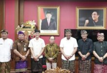 Ketua DPRD Badung I gusti Anom Gumati saat menerima kehadiran Direktur Jenderal Bimbingan Masyarakat Hindu Kementerian Agama Republik Indonesia, Prof. Dr. Drs. I Nengah Duija, M.Si.