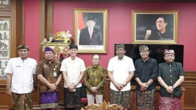 Ketua DPRD Badung I gusti Anom Gumati saat menerima kehadiran Direktur Jenderal Bimbingan Masyarakat Hindu Kementerian Agama Republik Indonesia, Prof. Dr. Drs. I Nengah Duija, M.Si.