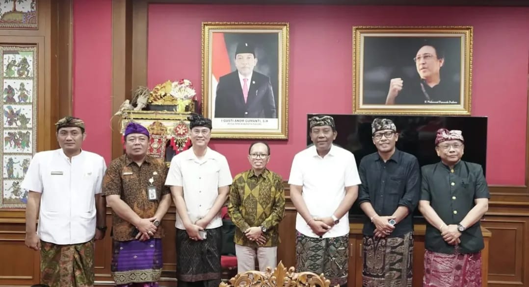 Ketua DPRD Badung I gusti Anom Gumati saat menerima kehadiran Direktur Jenderal Bimbingan Masyarakat Hindu Kementerian Agama Republik Indonesia, Prof. Dr. Drs. I Nengah Duija, M.Si.