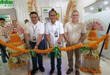 Peluncuran Layanan ATM Emas PT. Pegadaian Kantor Wilayah VII Denpasar dengan pengguntingan untaian bunga