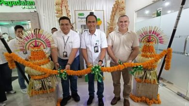 Peluncuran Layanan ATM Emas PT. Pegadaian Kantor Wilayah VII Denpasar dengan pengguntingan untaian bunga