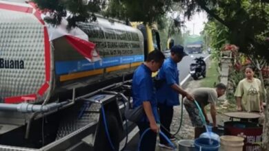Petugas Perumda TAB menyalurkan air bersih bagi warga di Tiying Gading dan Belimbing