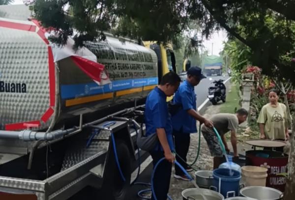 Petugas Perumda TAB menyalurkan air bersih bagi warga di Tiying Gading dan Belimbing