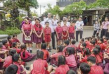 Wabup Bagus Alit Sucipta meninjau hasil Program Revitalisasi Satuan Pendidikan dan pemanfaatan Papan Interaktif Digital di SD No. 3 Abiansemal