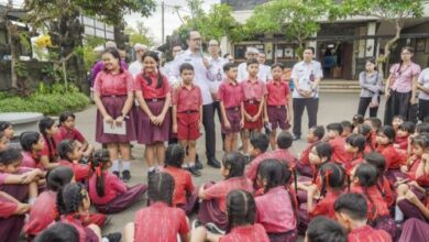Wabup Bagus Alit Sucipta meninjau hasil Program Revitalisasi Satuan Pendidikan dan pemanfaatan Papan Interaktif Digital di SD No. 3 Abiansemal