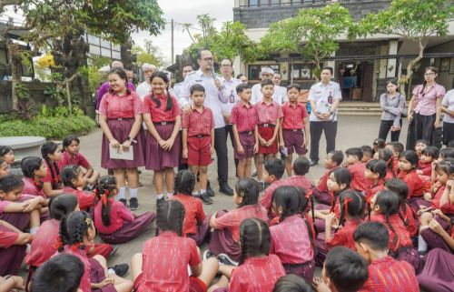 Wabup Bagus Alit Sucipta meninjau hasil Program Revitalisasi Satuan Pendidikan dan pemanfaatan Papan Interaktif Digital di SD No. 3 Abiansemal