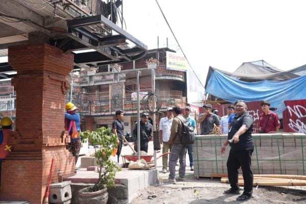 Sekdis Kominfo Kabupaten Tabanan I Gusti Putu Winiantara dan Kabid TIK, I Made Adi Wibawa bersama Bina Marga Dinas Pekerjaan Umum dan Penataan Ruang turun melakukan koordinasi intensif mengenai jalur relokasi kabel fiber optik