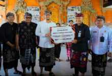Wabup Bagus Alit Sucipta saat Penyerahan BRLH Kabupaten Badung Tahun 2026 dan bantuan sosial bagi penyandang disabilitas di Wantilan Giri Mandala, Desa Adat Sembung Sobangan, Kecamatan Mengwi