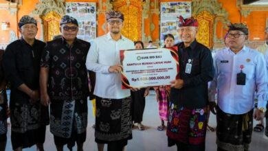 Wabup Bagus Alit Sucipta saat Penyerahan BRLH Kabupaten Badung Tahun 2026 dan bantuan sosial bagi penyandang disabilitas di Wantilan Giri Mandala, Desa Adat Sembung Sobangan, Kecamatan Mengwi