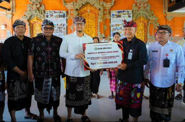 Wabup Bagus Alit Sucipta saat Penyerahan BRLH Kabupaten Badung Tahun 2026 dan bantuan sosial bagi penyandang disabilitas di Wantilan Giri Mandala, Desa Adat Sembung Sobangan, Kecamatan Mengwi